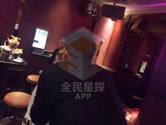 主持人田源与神秘辣妹夜店寻欢 忘情激吻