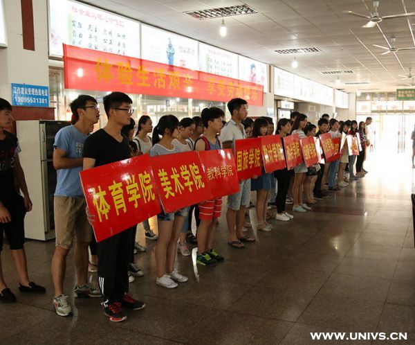 小厨艺大课堂:安徽师大举办学生炊事体验活动