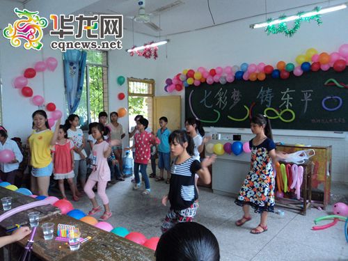 梦想课堂上志愿者和留守儿童一起跳《小苹果》