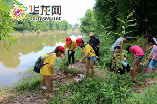 “青春守护美丽中国”实践团开展河道清理工作