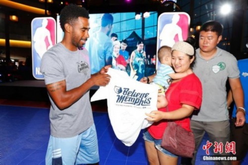 “NBA篮球国度”北京站活动 康利与球迷亲切互动