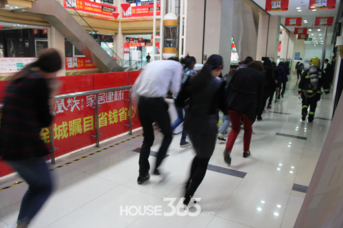 消防演习中 消防员正指引员工撤离 消防演习中 消防员正指引员工撤离