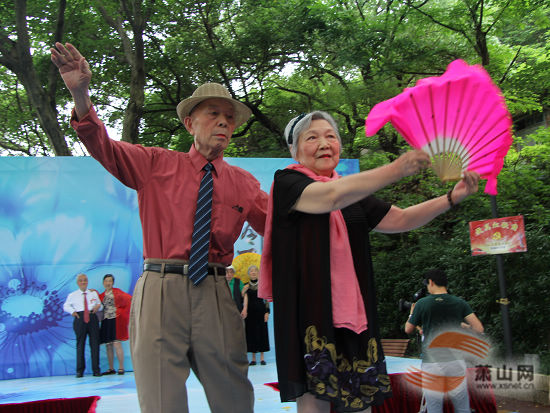 惊艳!潇湘摩登老人走T台 金晖风采“靓”出来