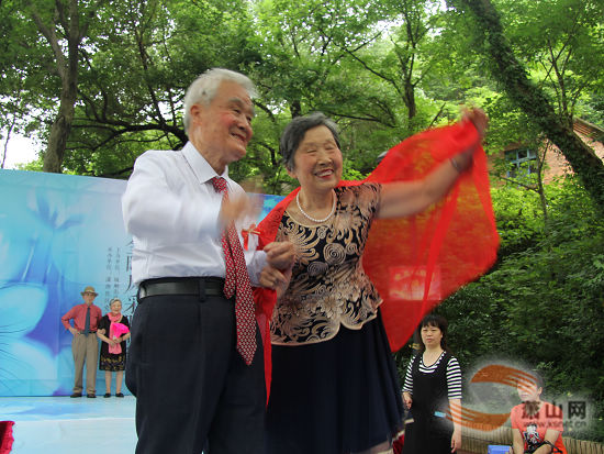 惊艳!潇湘摩登老人走T台 金晖风采“靓”出来