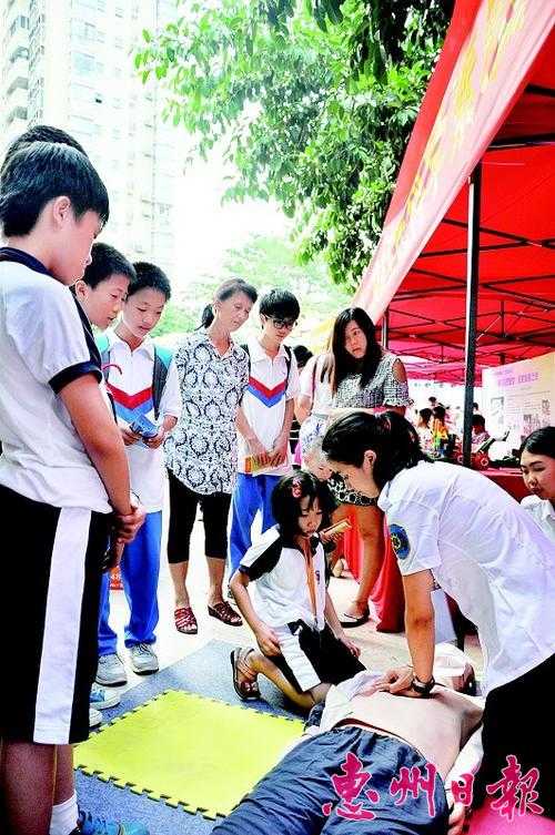 科普志愿者 (医务专业人员)指导市民、青少年学习应急救护。