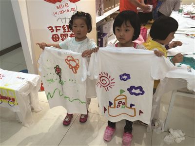 孩子们发挥想象力,展现绘画天赋。