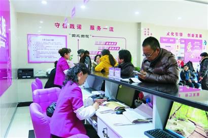 昨日,记者来到一家家政服务社,三台预订电话一上午铃声不断,订单最晚已经排到了腊月二十九。