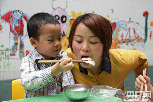 四川高县:别样儿童节 幼儿展厨艺