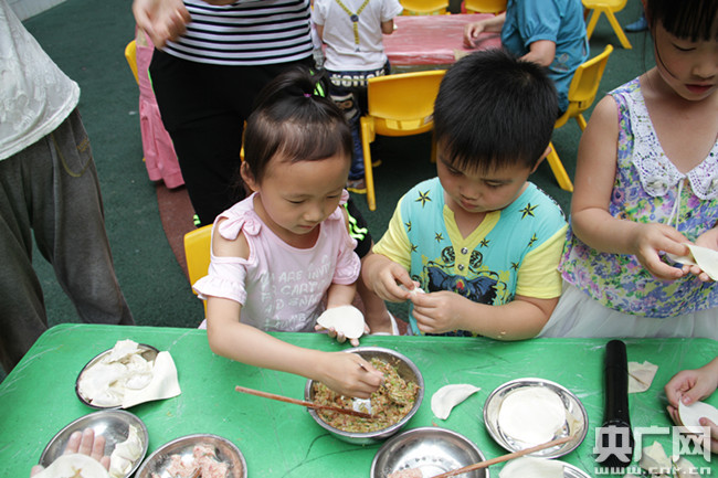 四川高县:别样儿童节 幼儿展厨艺