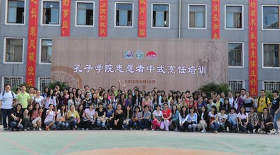 孔子学院志愿者兴致勃勃地来参加中国烹饪课堂