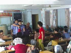 石狮湖滨街道仙迹社区老人学消防知识