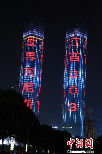 江西双子塔超迪拜塔 成“世界最大LED照明幕墙”