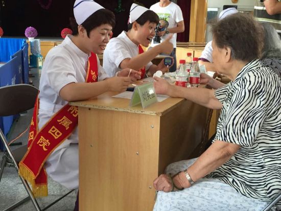 哈医大四院护理专家团队开展“走进福利院·关爱老年人健康”大型义诊活动