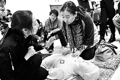原标题：家庭急救课堂 昨天正式开讲