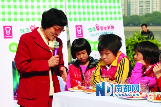 营养专家与孩子们一起分享健康饮食理念。