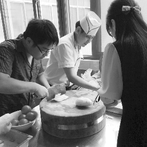 暑假里南大互助课堂办得挺热闹 大学生给后勤师