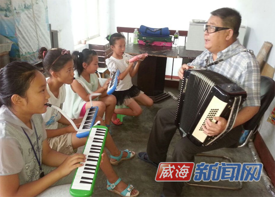 失明老人义务办音乐课堂 已免费教授学生十几人