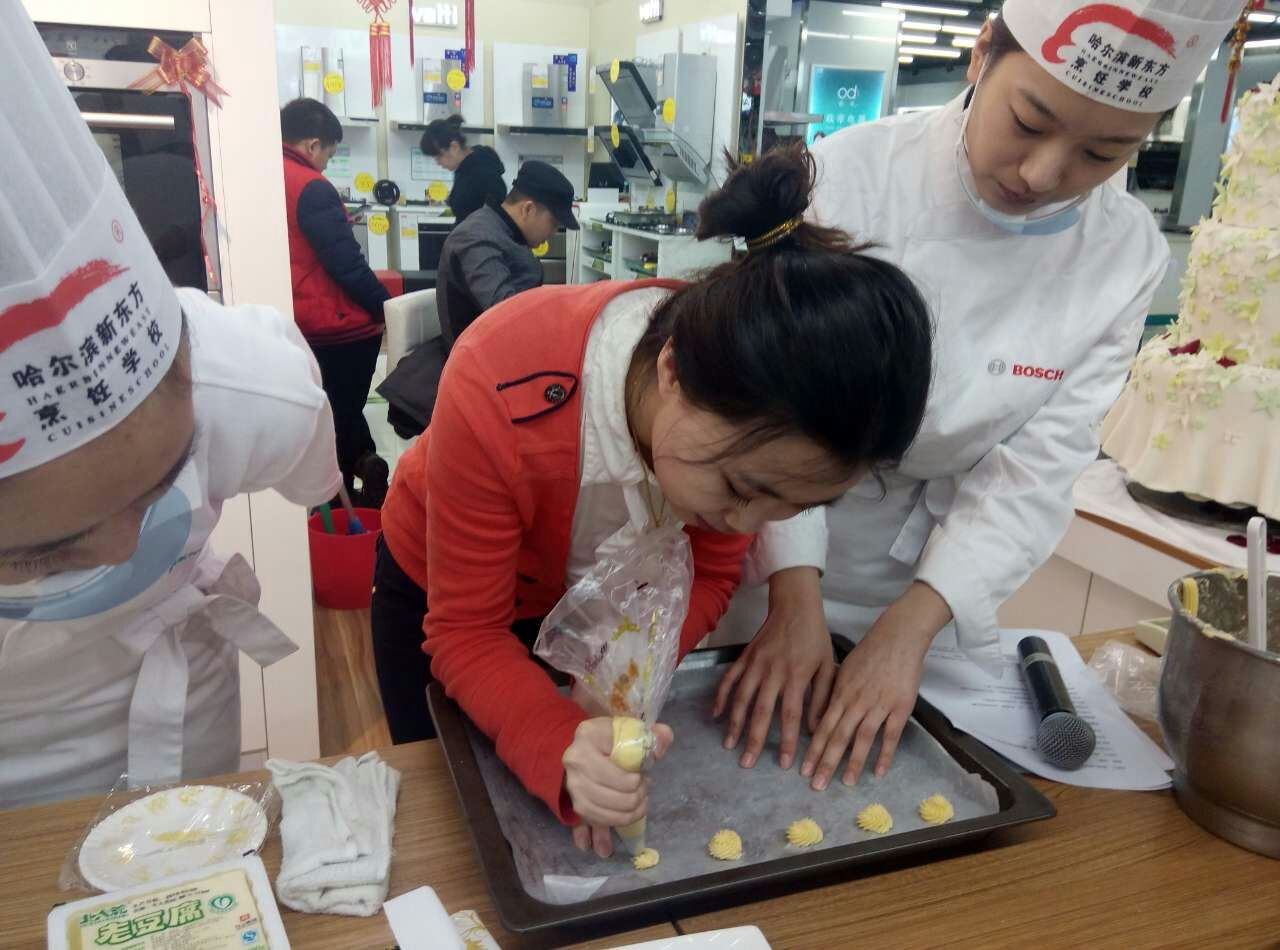 哈尔滨新东方烹饪学校 师生现场烹饪美食课堂