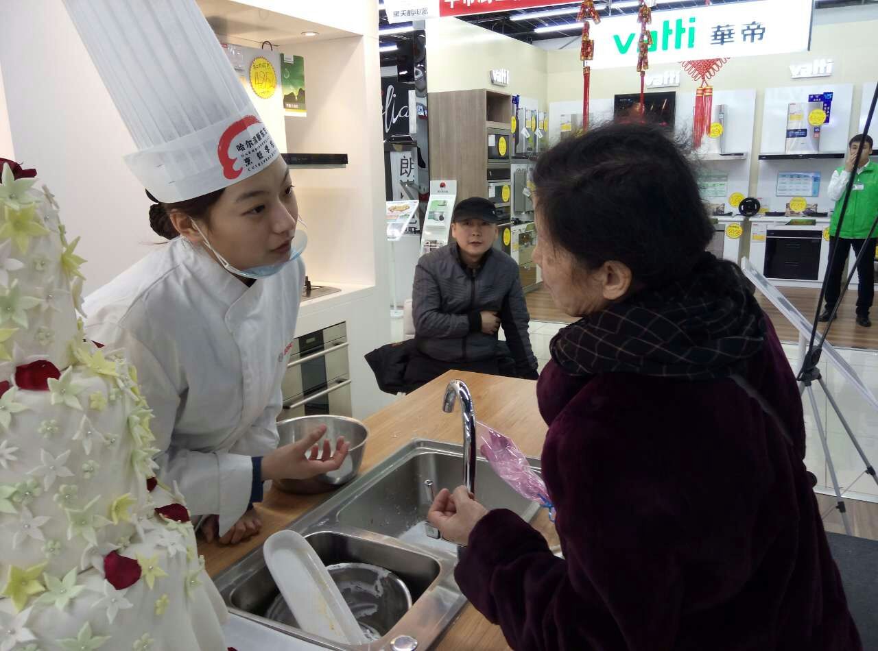哈尔滨新东方烹饪学校 师生现场烹饪美食课堂