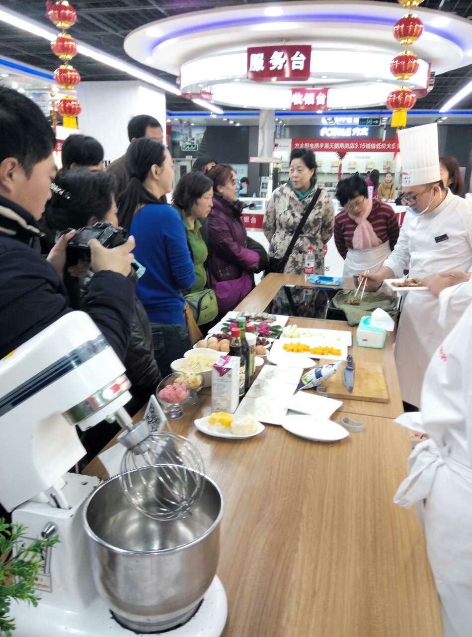 哈尔滨新东方烹饪学校 师生现场烹饪美食课堂