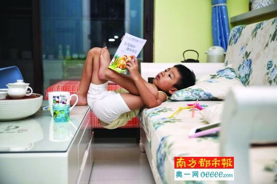 很多小孩都会在暑假用看书来打发时间。