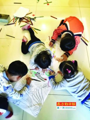暑假让小孩和相熟的朋友一起过,家长轮流看护,也是一个很好的办法。南都记者 黄集昊 摄