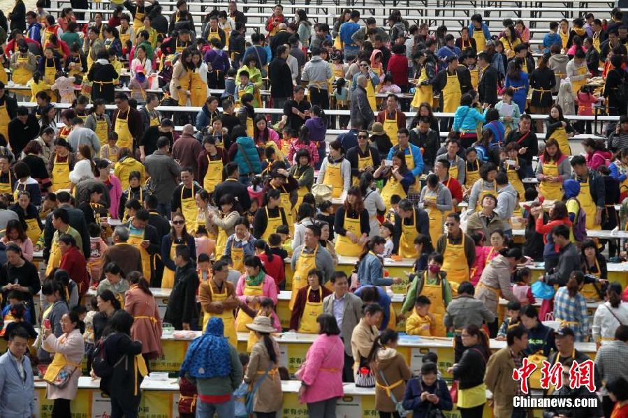 河南18地17000人同时包饺子 创＂世界最大烹饪课＂吉