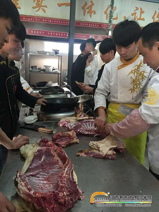 江西省新东方烹饪学校特色原料制作