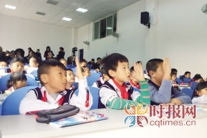 学生们在课堂上积极举手发言