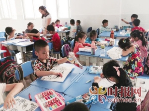 在课程辅助活动中学生们选择美术课