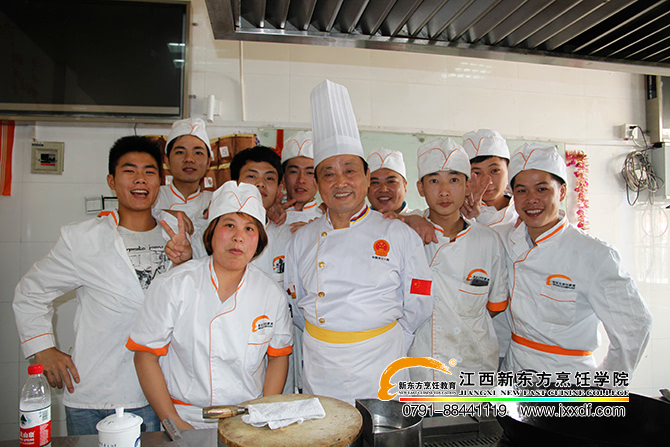 中国烹饪大师涂序凤秀绝活 秀色美味引爆社区厨艺大赛