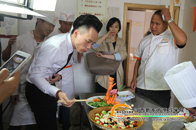 中国烹饪大师涂序凤秀绝活 秀色美味引爆社区厨艺大赛