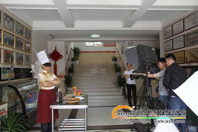 中国烹饪大师涂序凤秀绝活 秀色美味引爆社区厨艺大赛