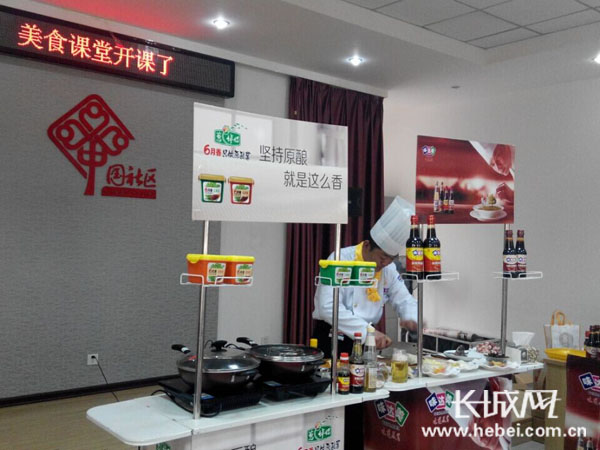 厨师长现场示范。詹晓月 摄