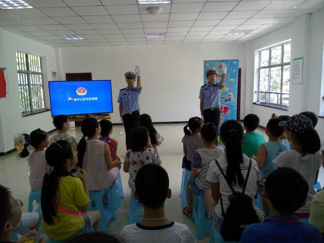 渝中警方走进浮图关社区 教授托管儿童安全游泳课程