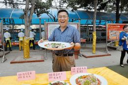 陈健开心地展示参赛菜品图片由太原老年大学提供