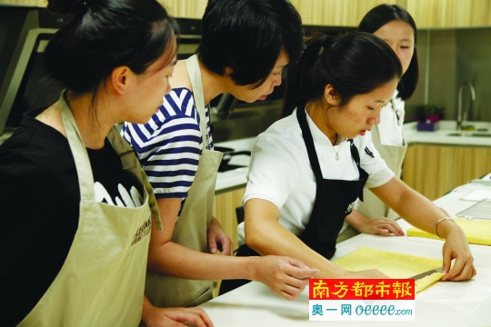做蛋糕的一些小技能,要老师教后才知晓。 周末怎么过?周六画油画,周日做蛋糕……