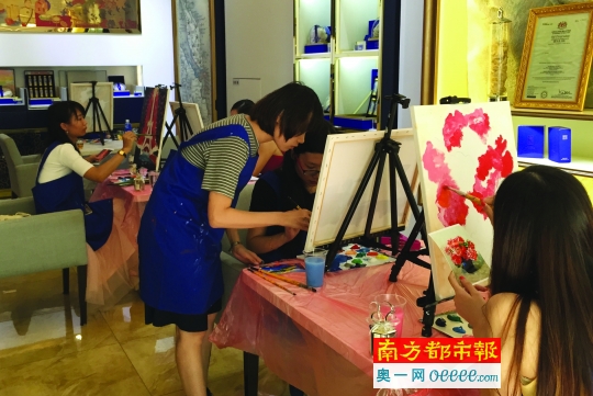 所谓学画油画,更多是在玩画画。 周末怎么过?周六画油画,周日做蛋糕……