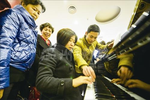 温州两家琴行为老人开设公益课堂 免费授课练琴