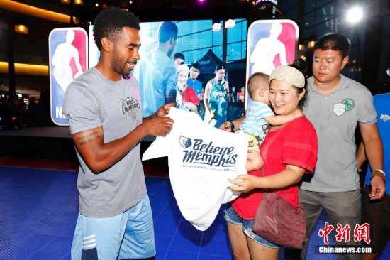 “NBA篮球国度”北京站活动康利与球迷亲切互动