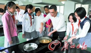 老师为同学们做烹饪演示。