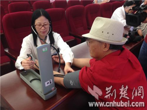 湖北医学领军人才为老年人传授呵护心脏长寿秘