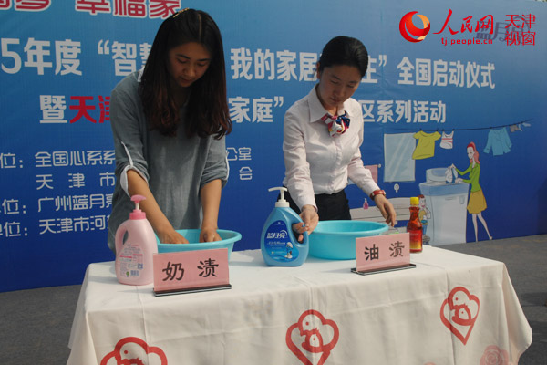 现场女性洗衣大比拼。