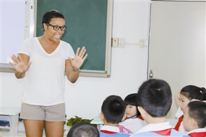 没讲台、课桌不规则、学生会烹饪会剪纸