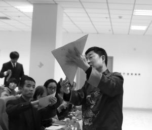 一张红纸，经过冯元平老师的三剪两剪，就变成了一个人物肖像，惟妙惟肖的。