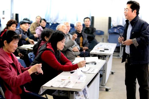 老师现场传授书法基础知识及握笔方法。