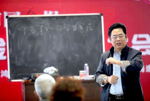 老师在课堂上讲解中老年如何学习书法的经验技巧。