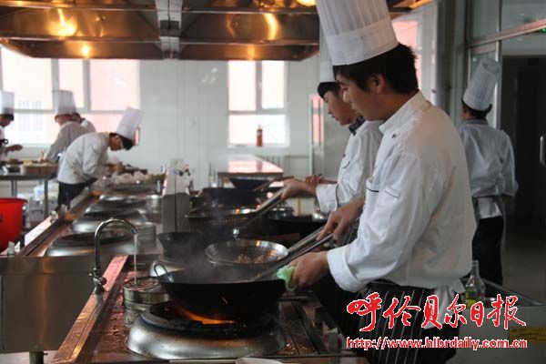 图为烹饪班学员在上实训课。