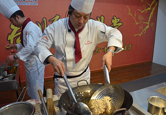上海新东方烹饪学校:国宴大师来校授课 美味菜肴香满园
