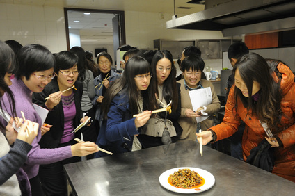 驻欧盟使团举办“厨艺课堂:教你学做家常菜”